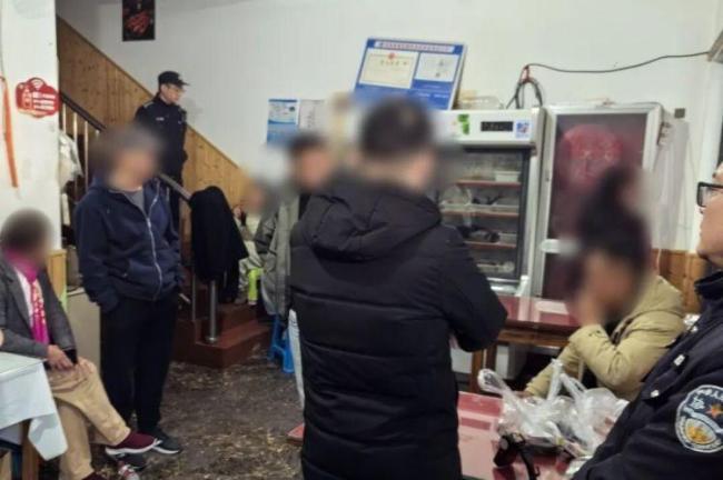 一家烧烤店里开设赌博窝点 警方精准捣毁