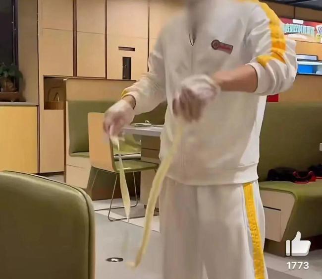 男子海底捞就餐发现店员甩面时面条多次着地 顾客曝光后引发热议
